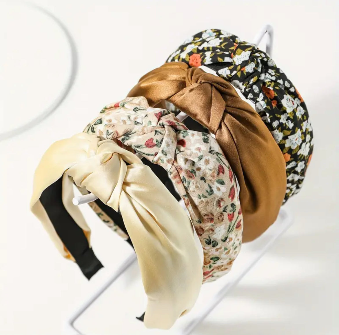 عصابة رأس عريضة معقودة بقطعة واحدة وحواف عريضة، بلون سادة وطبعة زهور للنساء والفتيات