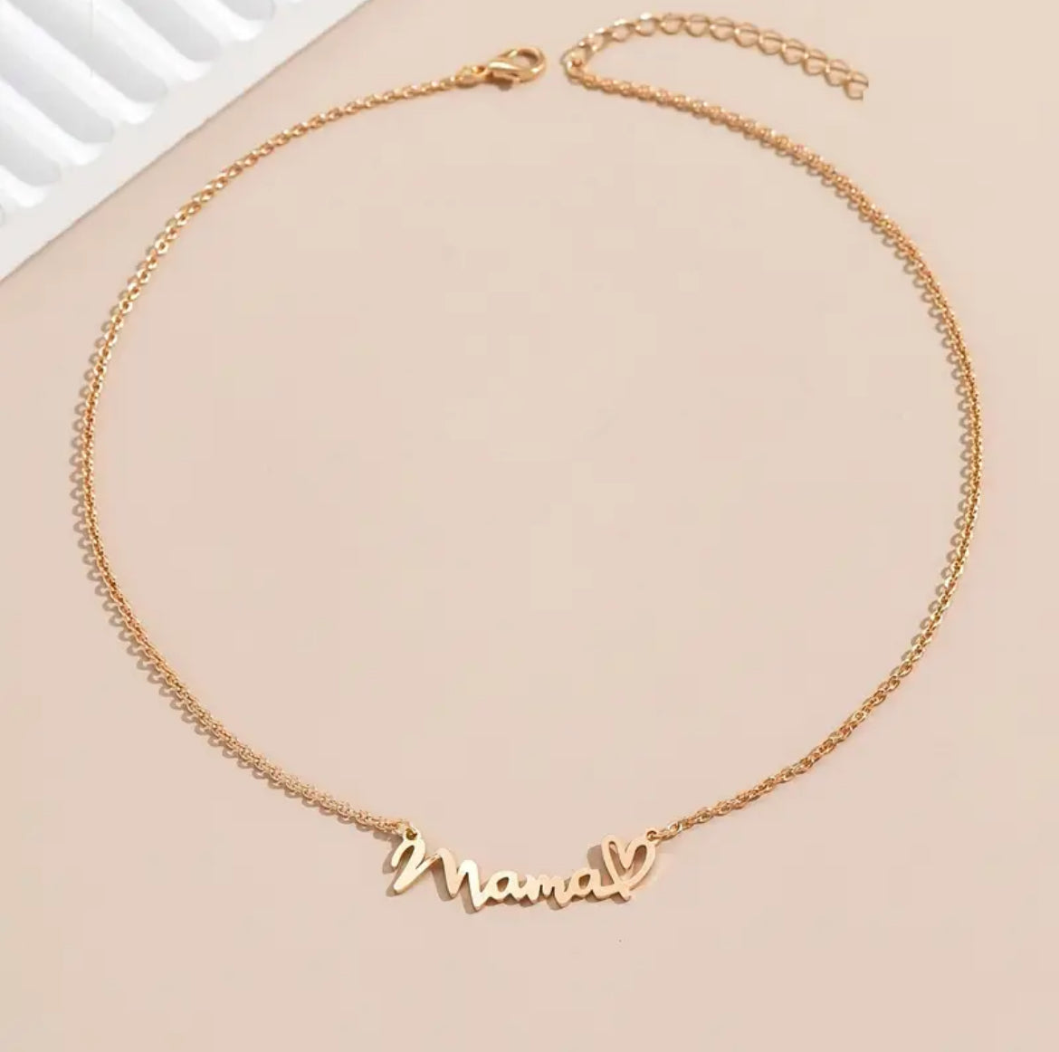 قلادة بحرف "ماما" - هدية رائعة لعيد الأم
