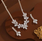 Ensemble De 2 Pièces De Créoles Et Collier Papillon En Zirconia Cubique Élégant Placage Argenté Scintillant Crochets En Acier Inoxydable