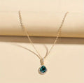 قلادة نسائية أنيقة على شكل قطرة ماء من الكريستال على شكل زمرد أخضر صناعي مع سلسلة ترقوة كلاسيكية
