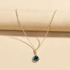 قلادة نسائية أنيقة على شكل قطرة ماء من الكريستال على شكل زمرد أخضر صناعي مع سلسلة ترقوة كلاسيكية