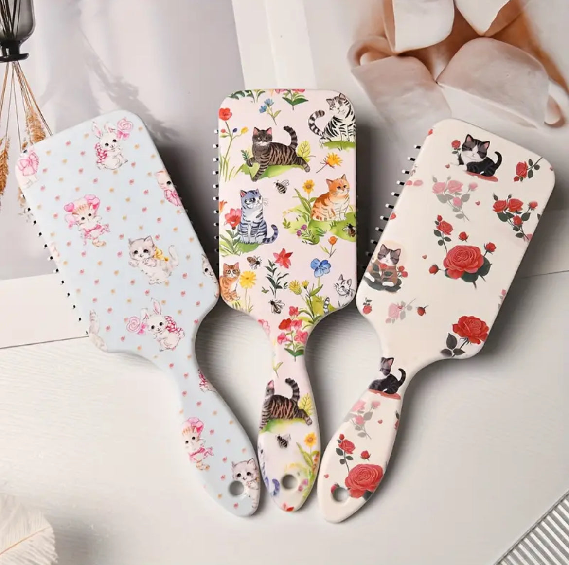 مشط هوائي لطيف على شكل قطة، فرشاة شعر كبيرة من شعيرات النايلون للفتيات، وفك تشابك الشعر مضاد للكهرباء الساكنة، بتصميم زهرة وقط