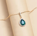 قلادة نسائية أنيقة على شكل قطرة ماء من الكريستال على شكل زمرد أخضر صناعي مع سلسلة ترقوة كلاسيكية