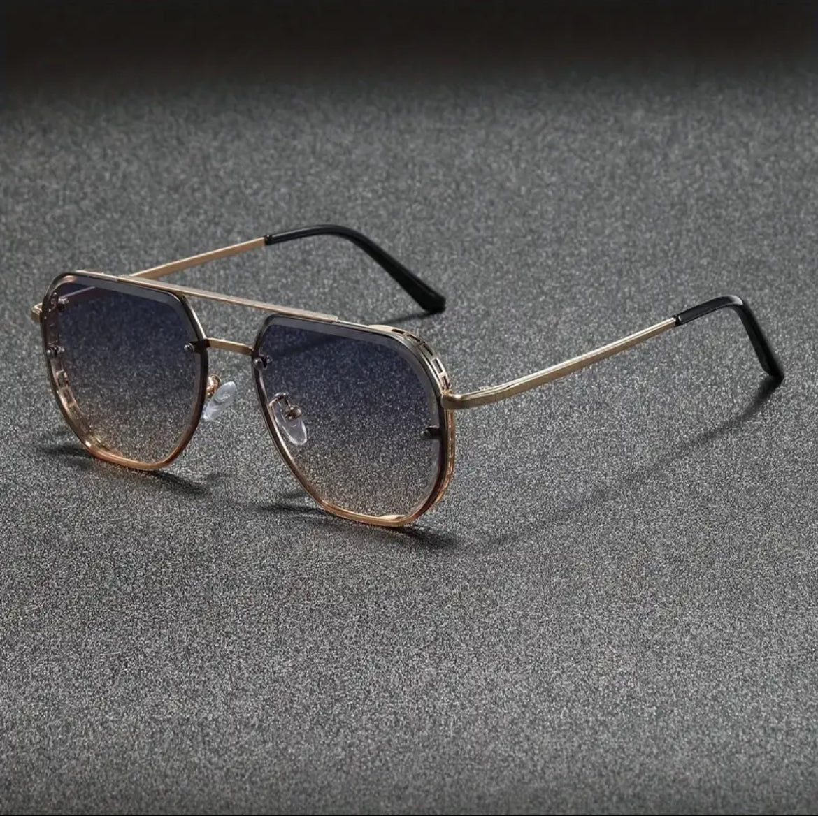 زوج من النظارات ذات التصميم الكلاسيكي المزدوج للرجال
