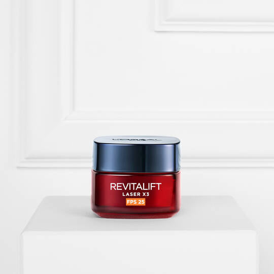 كريم النهار ريفايتاليفت ليزر X3 تريبل أكشن المضاد للشيخوخة بعامل حماية من الشمس 25 من لوريال باريس