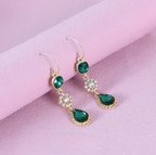 أقراط طويلة ولامعة من الزركونيا الخضراء