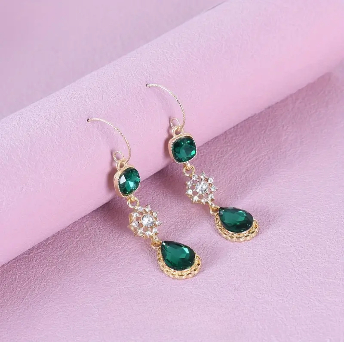 أقراط طويلة ولامعة من الزركونيا الخضراء