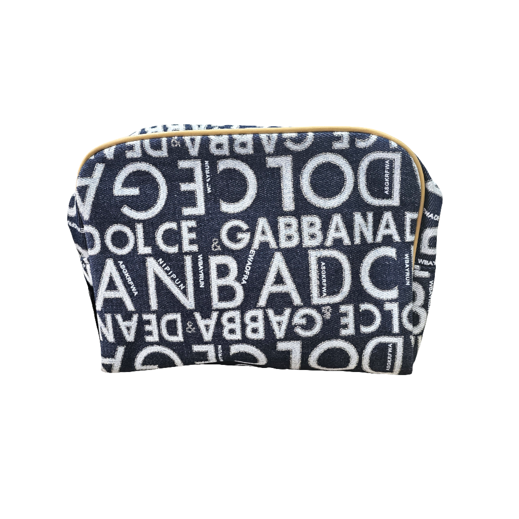 حقيبة أدوات تجميل من دولتشي آند غابانا - بنقشة شعار أنيقة وعصرية من قماش الدنيم