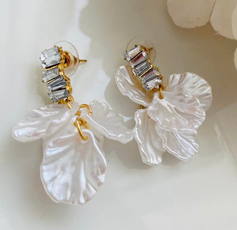 Boucles D’Oreilles “Pétales De Nacre” – Texture Nacrée Naturelle