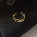 Bague Élégante Et Ajustable Avec Une Finition Dorée