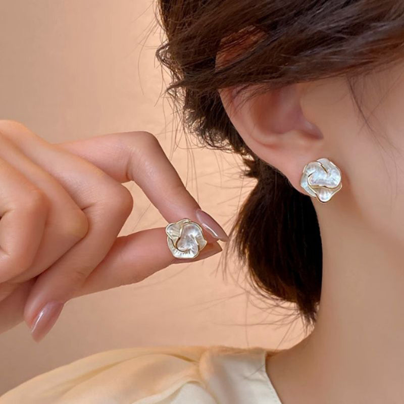 Boucles D’Oreilles “Éclosion Dorée” – Pétales Dorés En Mouvement