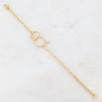 سوار نسائي من الفولاذ المقاوم للصدأ مطلي بالذهب، مزين بدائرتين متشابكتين مطروقتين.