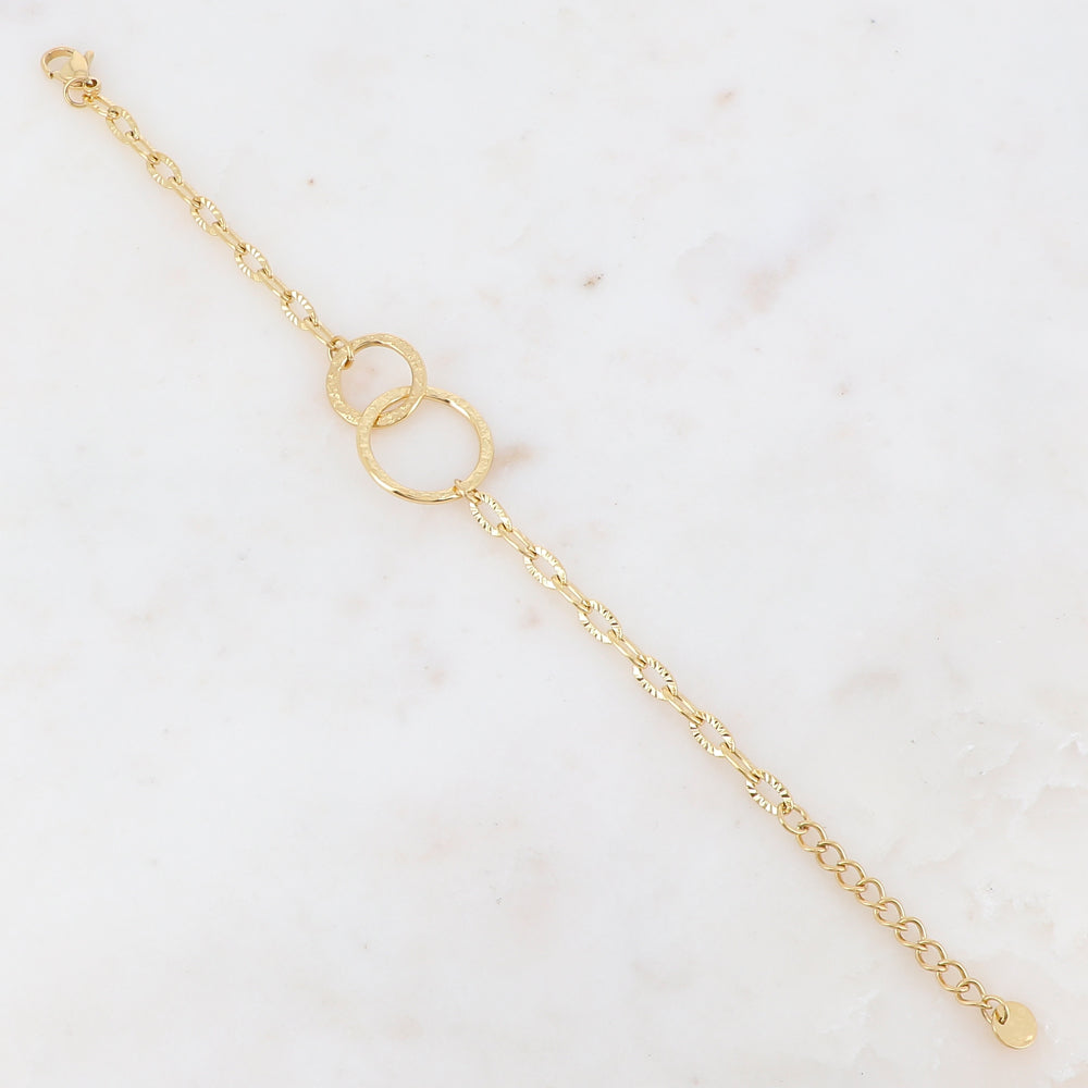 سوار نسائي من الفولاذ المقاوم للصدأ مطلي بالذهب، مزين بدائرتين متشابكتين مطروقتين.