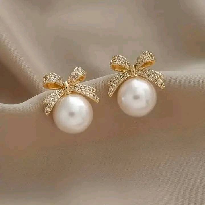Boucles D’Oreilles “Coquette Scintillante” – Style Tendance & Strass
