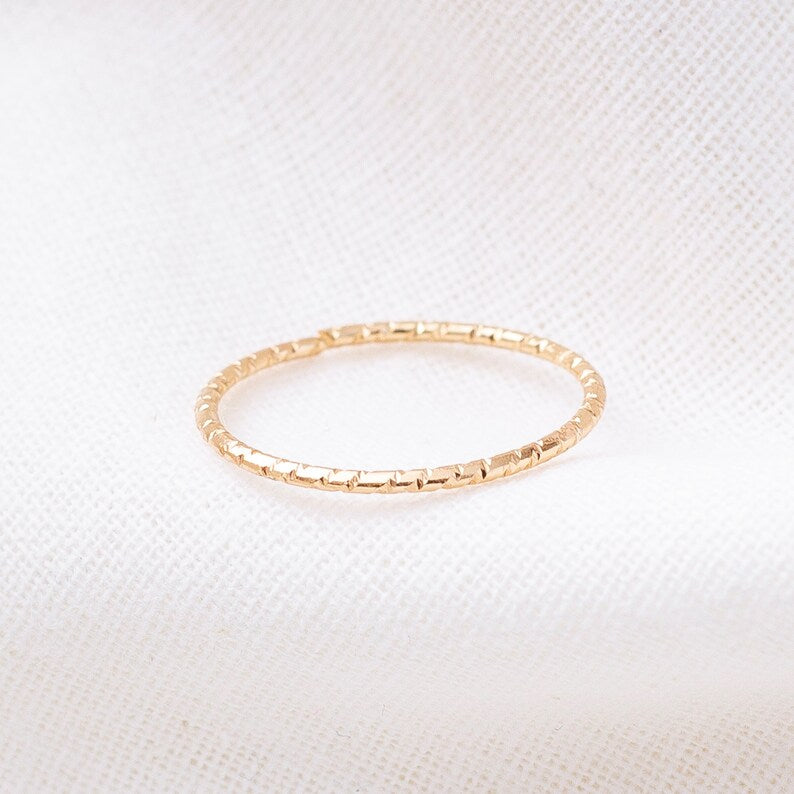 Bague en or texturée