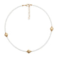 Collier Ras-de-cou En Perles Blanches Et Coquillages Dorés