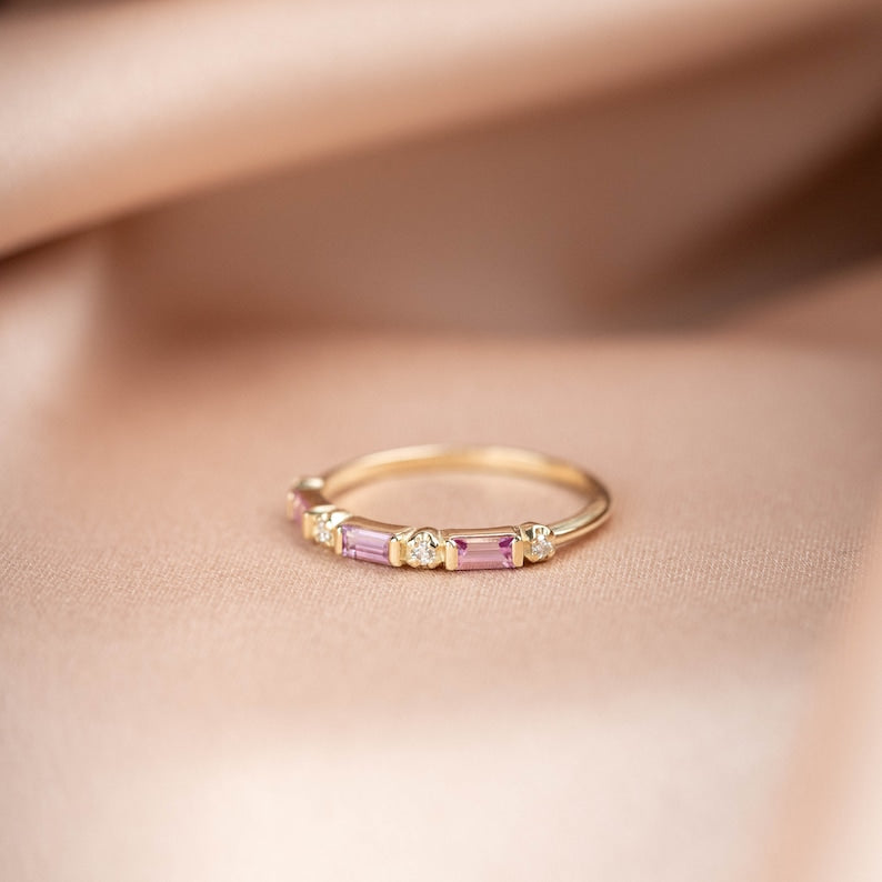 Bague de mariage saphir rose or  carats diamant, demi-bande éternité baguette - Kyklos Jewelry