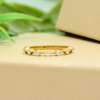 Bague délicate en perle et diamant par Caitlyn Minimalist, bague vintage fine en or, bague de fiançailles et de mariage