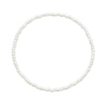 Un Bracelet Classique Et Délicat Composé De Perles Blanches – Simplicité Et Élégance