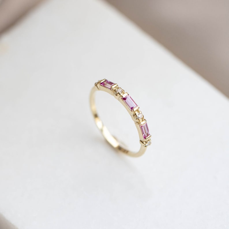 Bague de mariage saphir rose or  carats diamant, demi-bande éternité baguette - Kyklos Jewelry