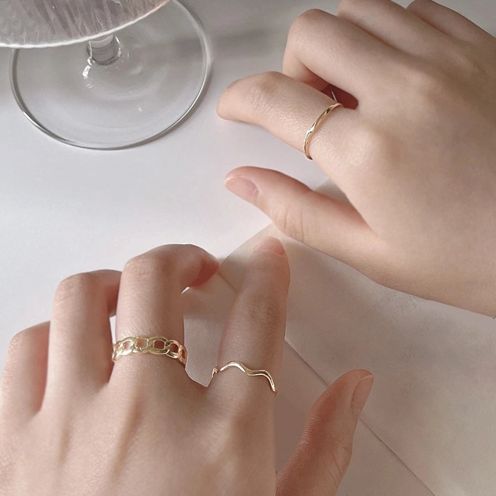 Bague Élégante Et Ajustable Avec Une Finition Dorée